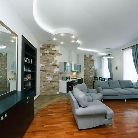 Lux Near Maidan, Khreschutyk 3Br Lägenhet Kiev Exteriör bild
