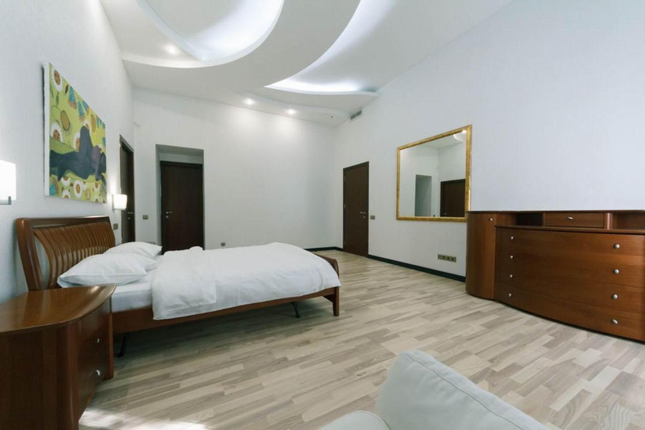 Lux Near Maidan, Khreschutyk 3Br Lägenhet Kiev Exteriör bild
