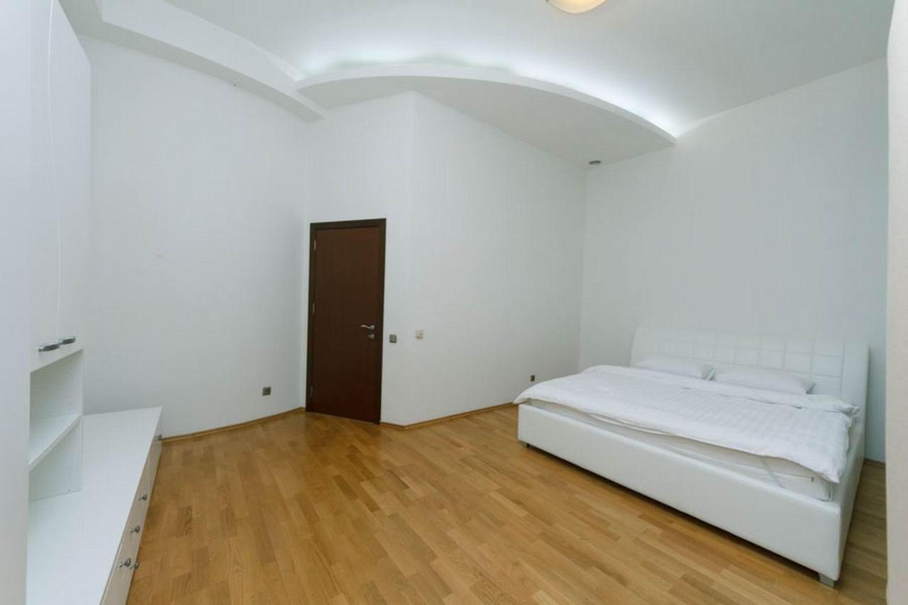 Lux Near Maidan, Khreschutyk 3Br Lägenhet Kiev Exteriör bild