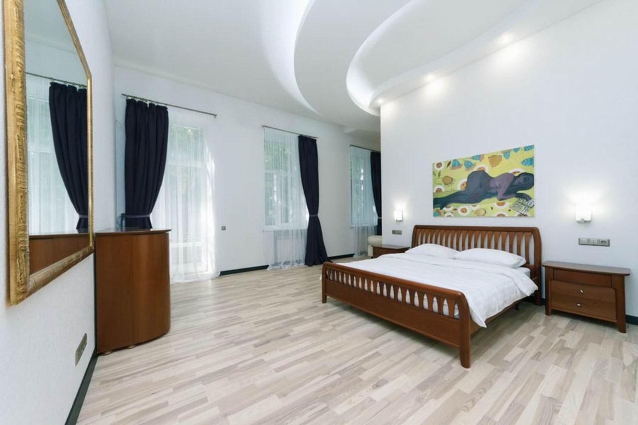 Lux Near Maidan, Khreschutyk 3Br Lägenhet Kiev Exteriör bild